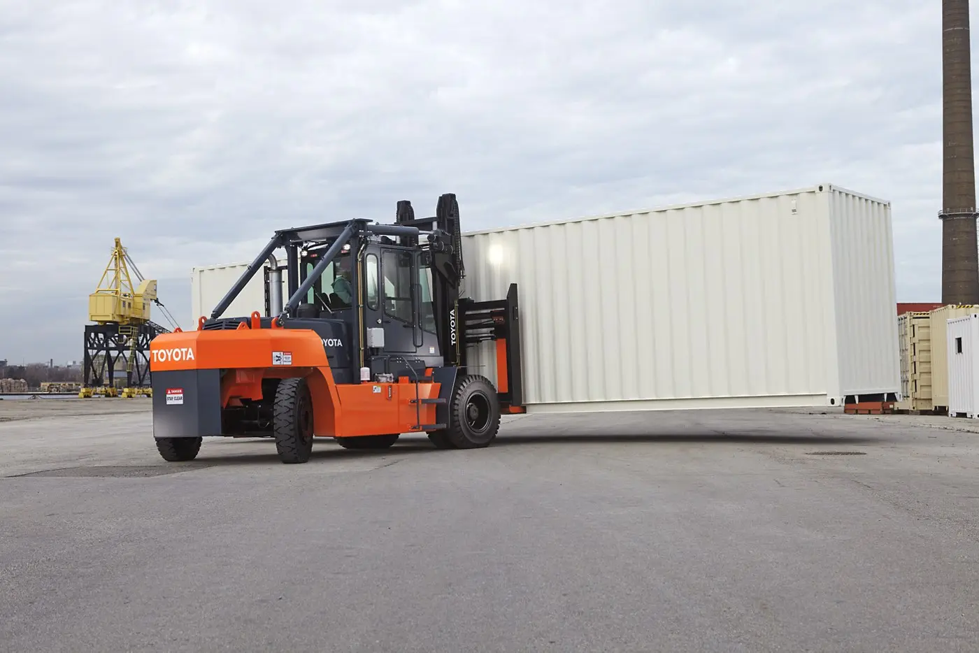 Heavy capacity forklift handling bulky and oversized loads up to 50 tons