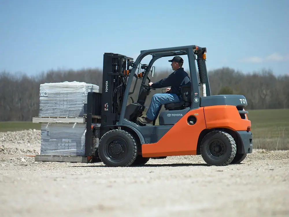 Successful deployment of heavy duty forklift moving a turbine blade